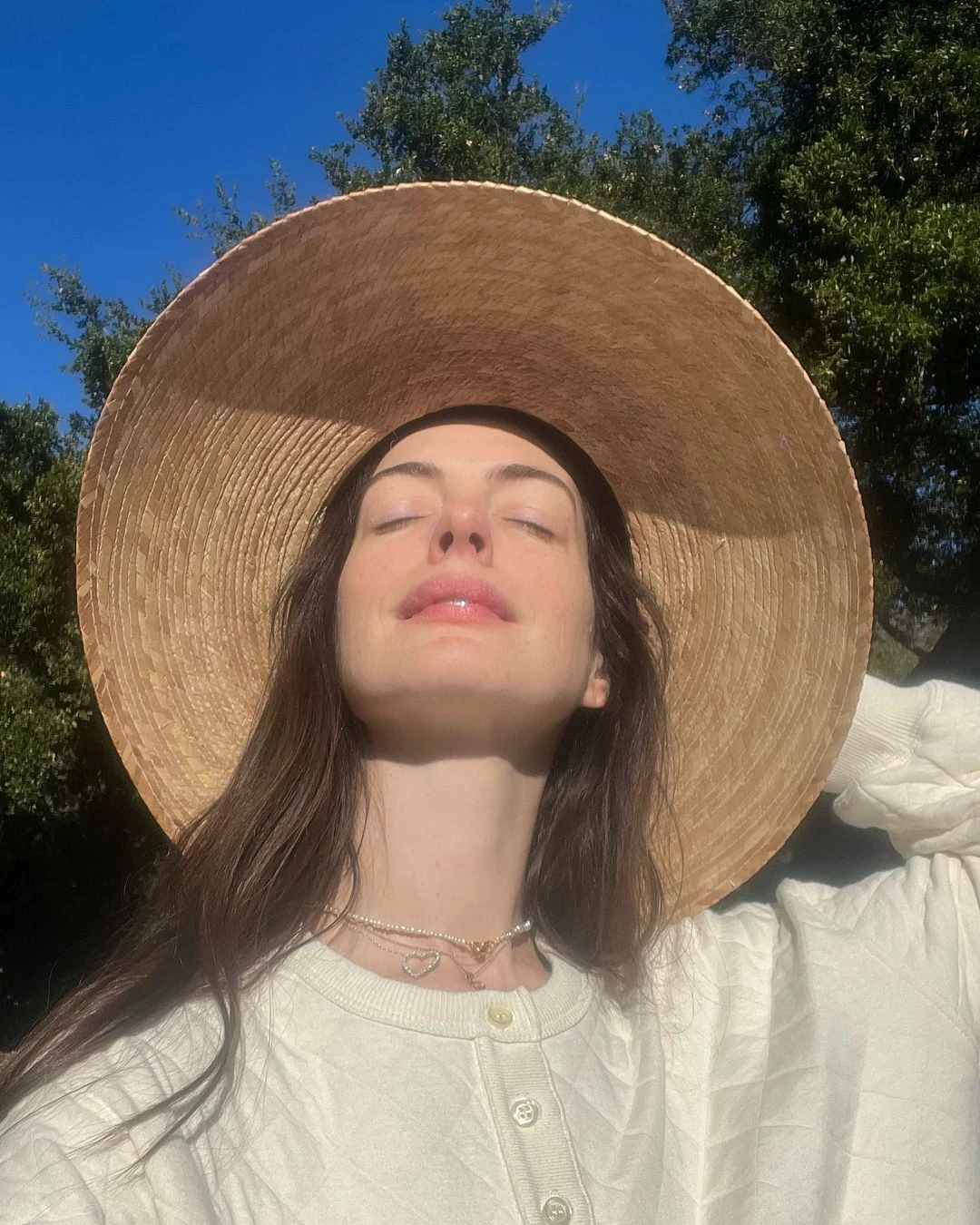 Anne Hathaway Membicarakan Perjalanannya Berhenti Minum Alkohol