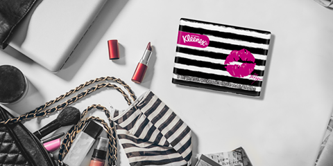 Betsey Johnson Berpartner dengan Kleenex
