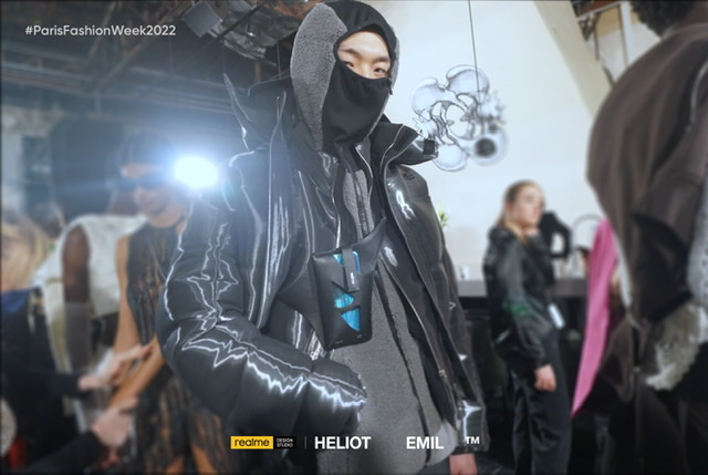 Tengok Tas Kolaborasi Realme X Heliot Emil Di Paris Fashion Week 22