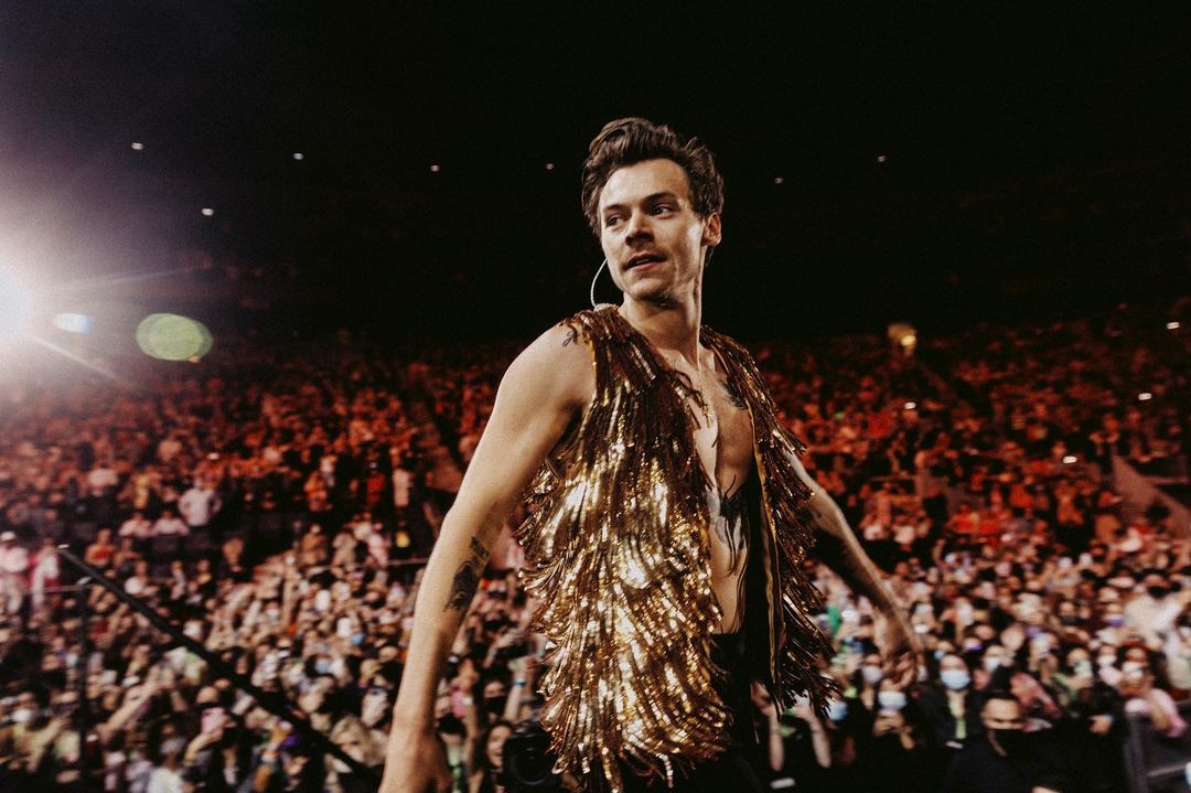 Harry Styles Hentikan Sejenak Konser Demi Cari Guru Sekolahnya
