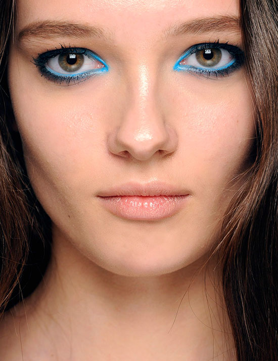 Trik Tampil Memikat Dengan Makeup Warna Biru
