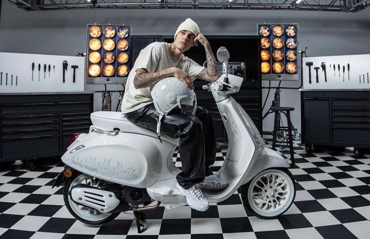 Vespa Pamerkan Skuter Hasil Kolaborasi & Didesain Justin Bieber
