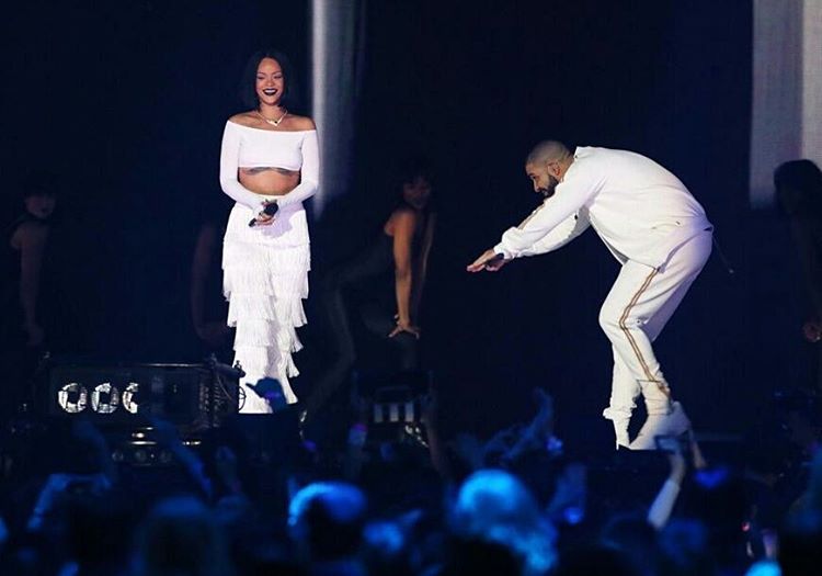 Drake Merayakan Ulang Tahun Rihanna di Atas Panggung