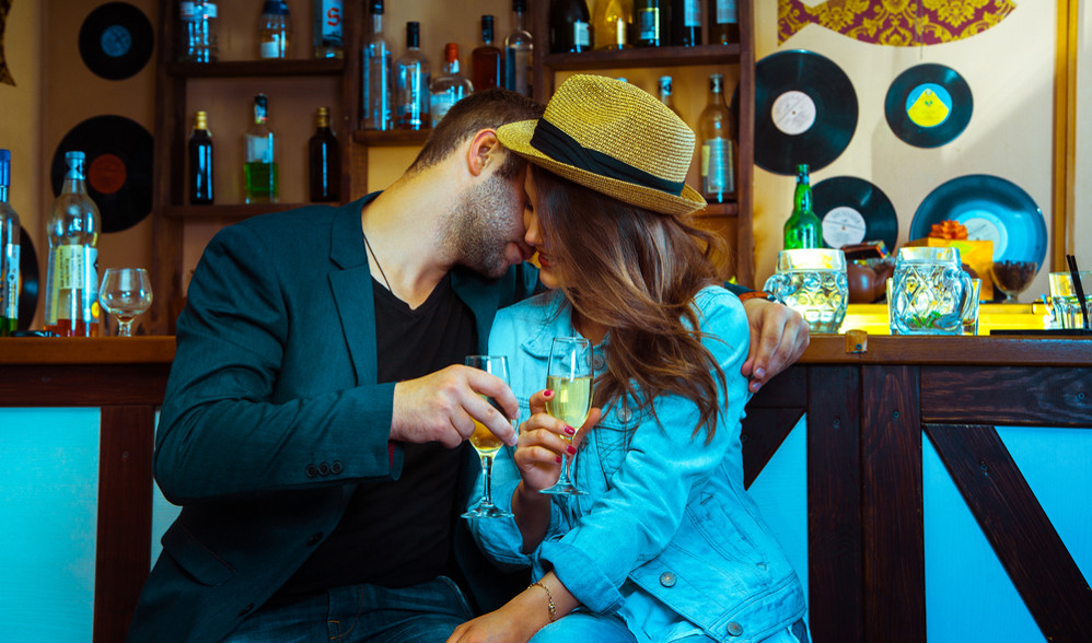 Cara Classy Menggoda Pria di Bar