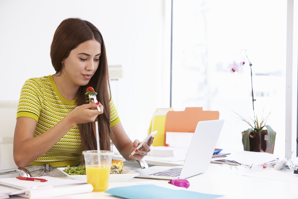 Makanan Ini Efektif Meredakan Stres Kamu di Kantor