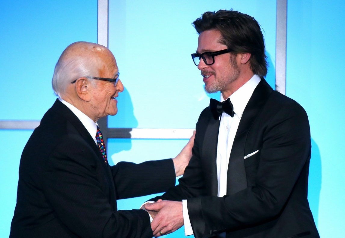PH Milik Brad Pitt Bawa Pulang Piala PGA
