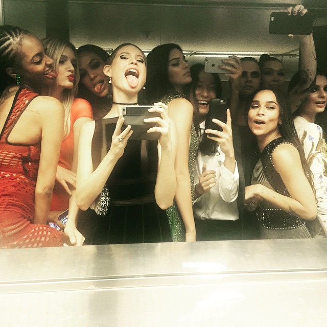 Behati Prinsloo Heboh Selfie Saat After Party Met Gala 2015