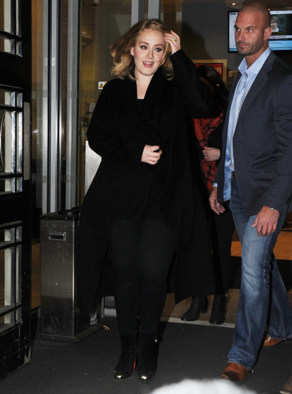 Bodyguard Adele yang Superhot Hebohkan Media Sosial