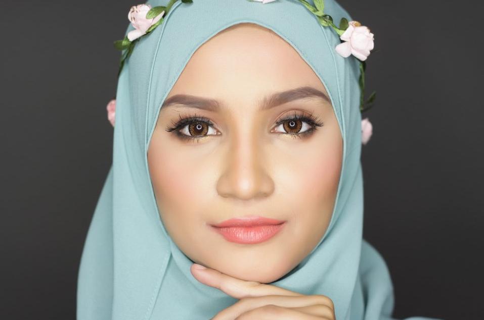 Trik Makeup Saat Mengenakan Hijab