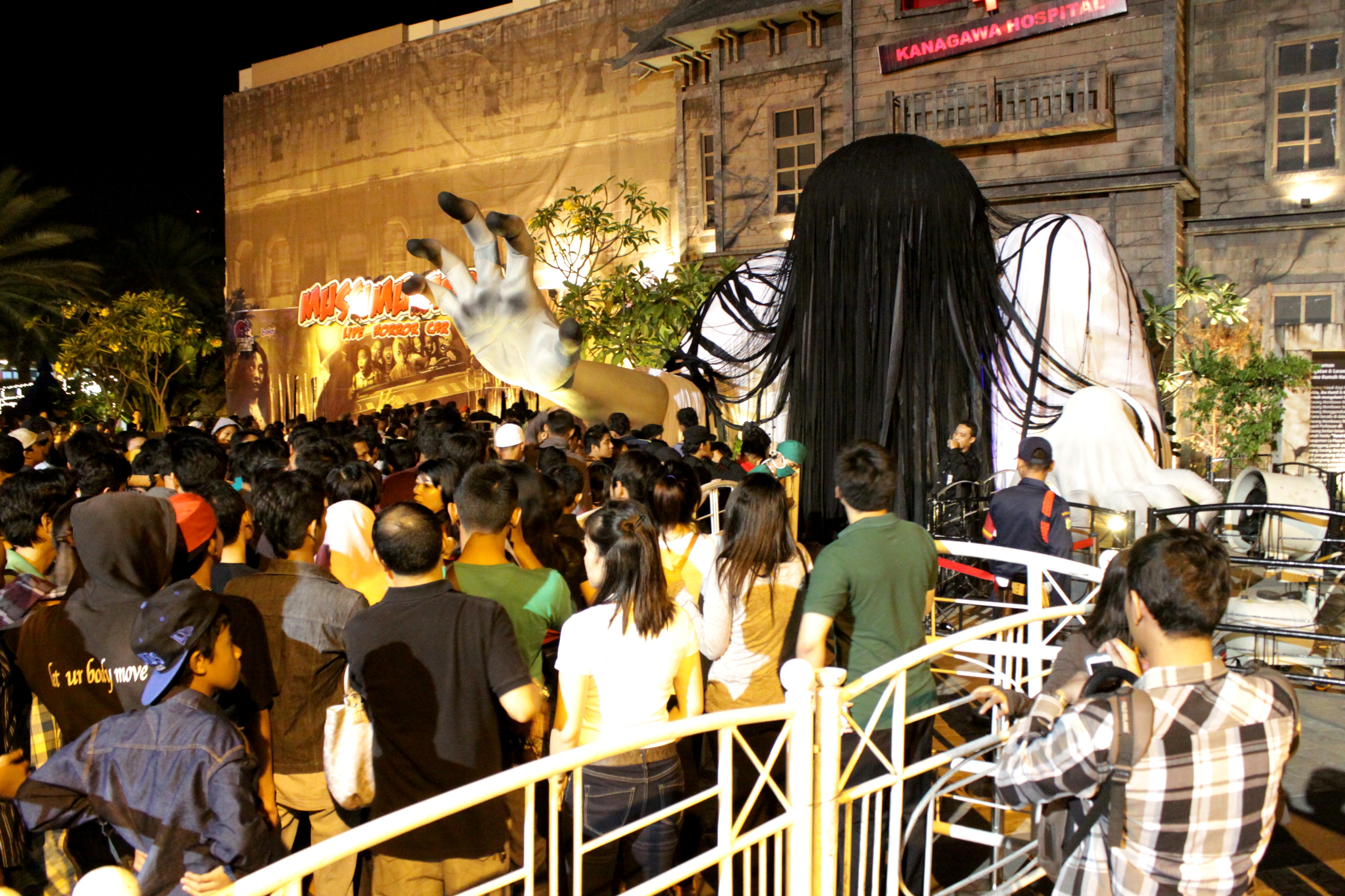 Meriahnya Halloween di La Piazza