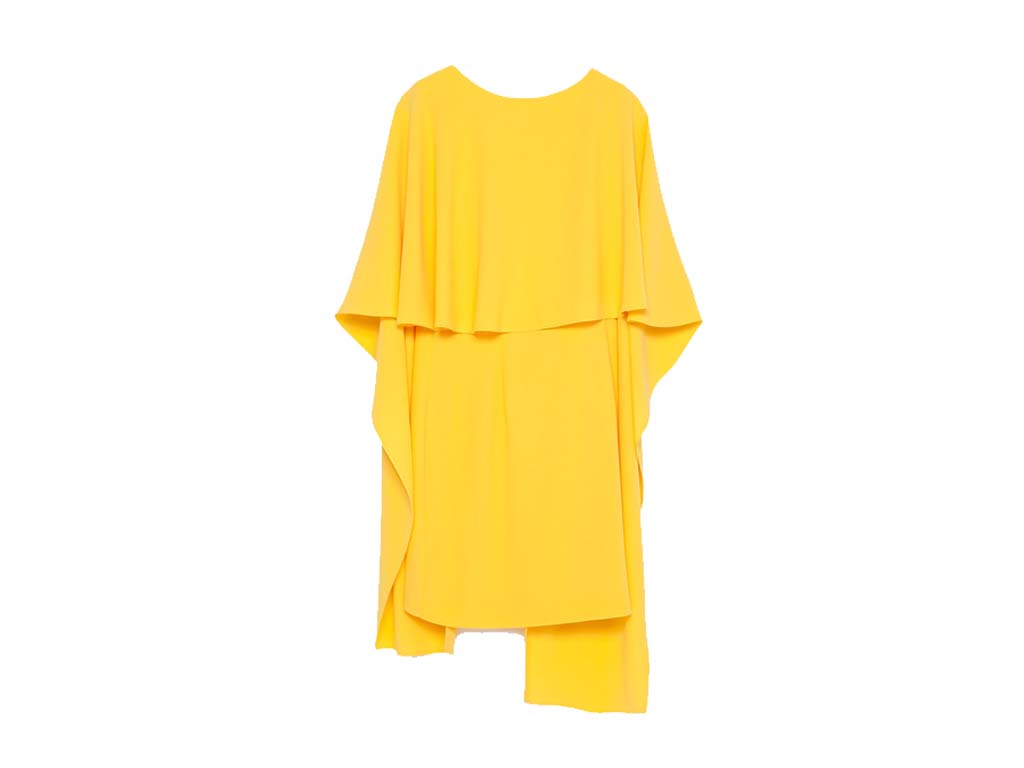Beraksi dengan Gaun Kuning