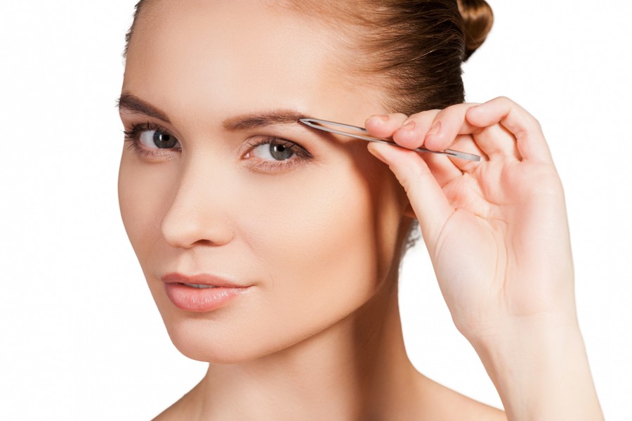 7 Tip Mencabut Alis Agar Hasilnya Sempurna!