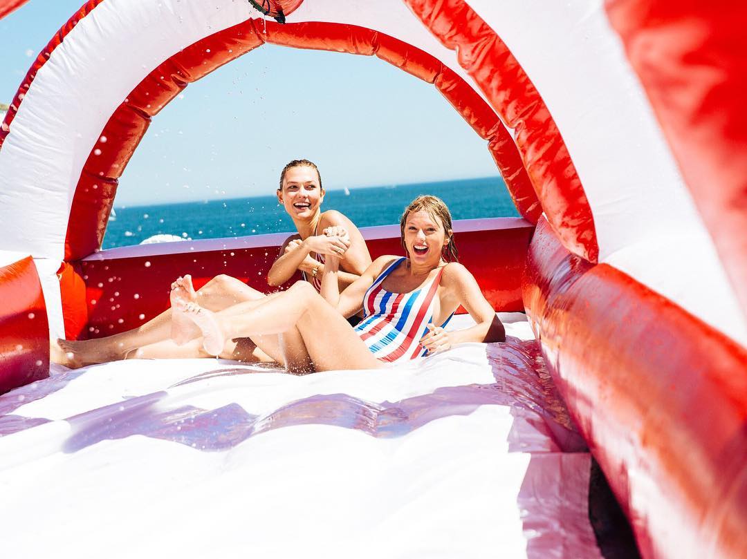 Bukti Bahwa Taylor Swift Adalah Teman Liburan Terbaik