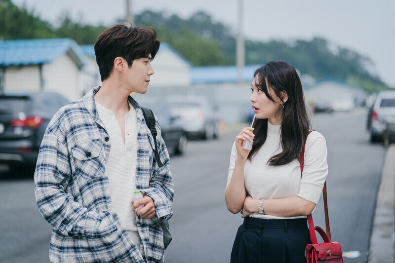 7 Fakta Hometown Cha-Cha-Cha, K-Drama Kim Seon Ho & Shin Min A