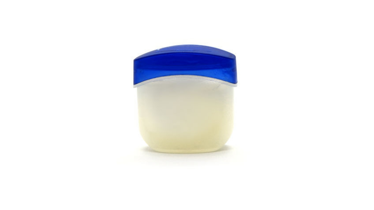 Sangat Multifingusi, Ini 7 Cara Menggunakan Petroleum Jelly