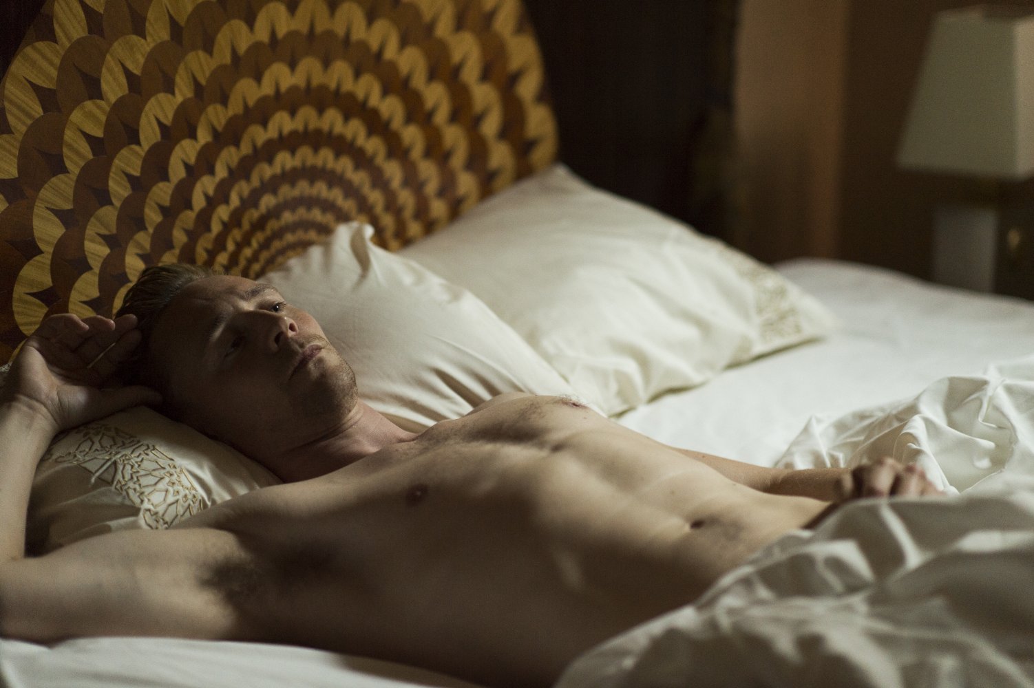 Tom Hiddleston Tidak Masalah Lakukan Adegan Bugil