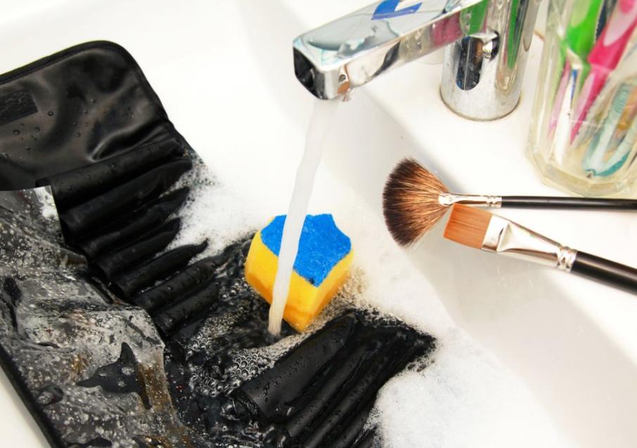 Cara Membersihkan Kuas Makeup yang Baik