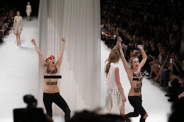 Topless, Dua Feminis Mengacaukan Show Nina Ricci 