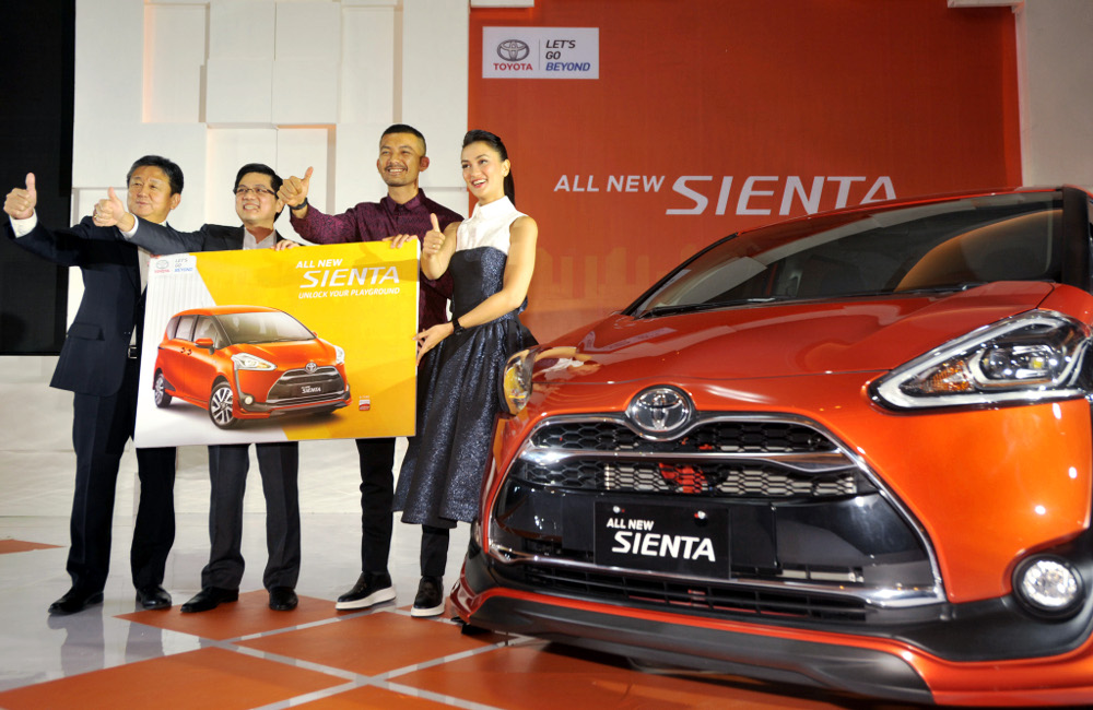 Toyota Secara Simbolis Serahkan All New Sienta