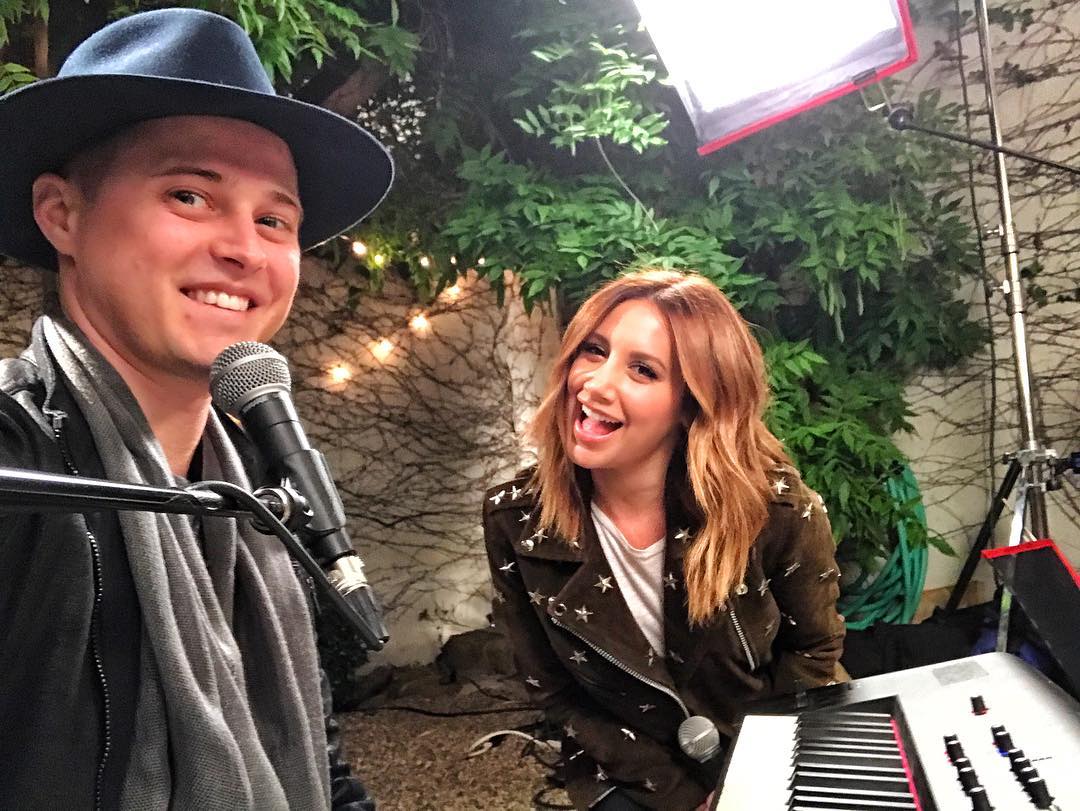 Ashley Tisdale Reuni dengan Lucas Grabeel untuk Duet