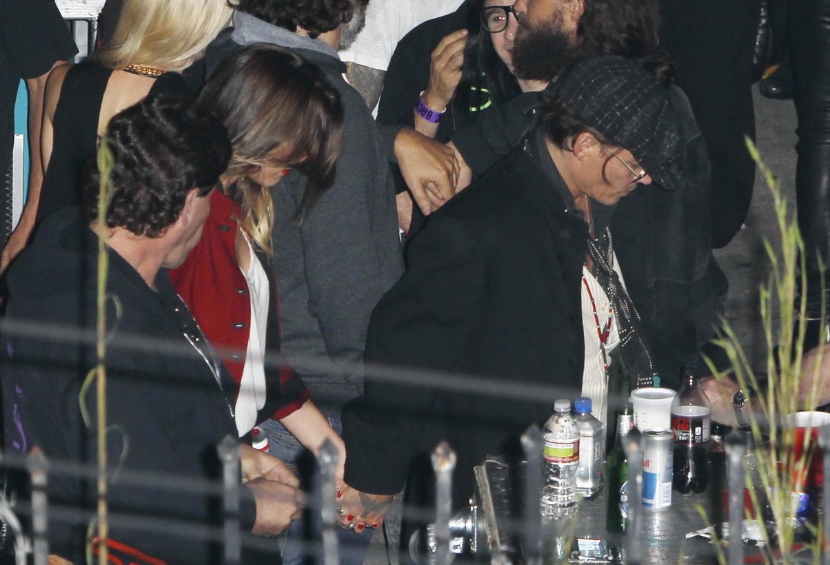 Johnny – Amber Kembali Dekat Karena Konser Rolling Stones