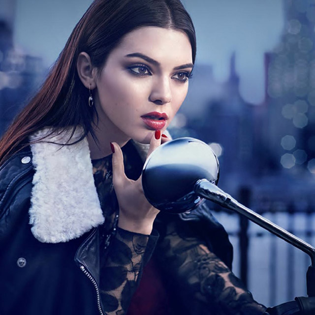 Pose Perdana Kendall Jenner untuk Estée Lauder 