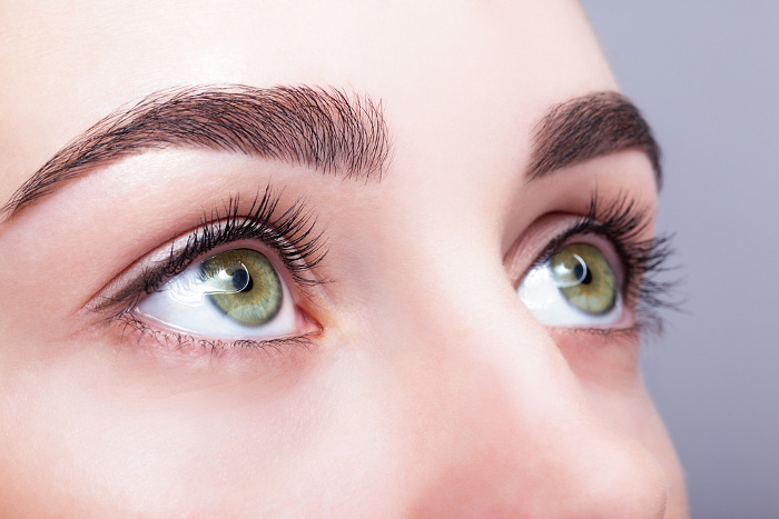 Beauty Q&A: Apa Perbedaan Sulam Alis dan Brow Extension?