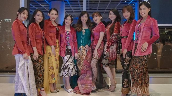 Tampil Memesona, Eks Cherrlybelle Kompak Kenakan Kebaya