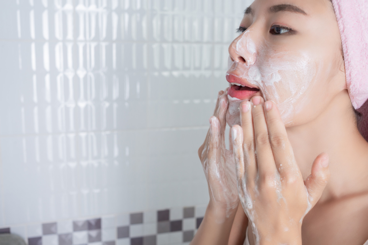 Cara membersihkan wajah untuk kulit kering