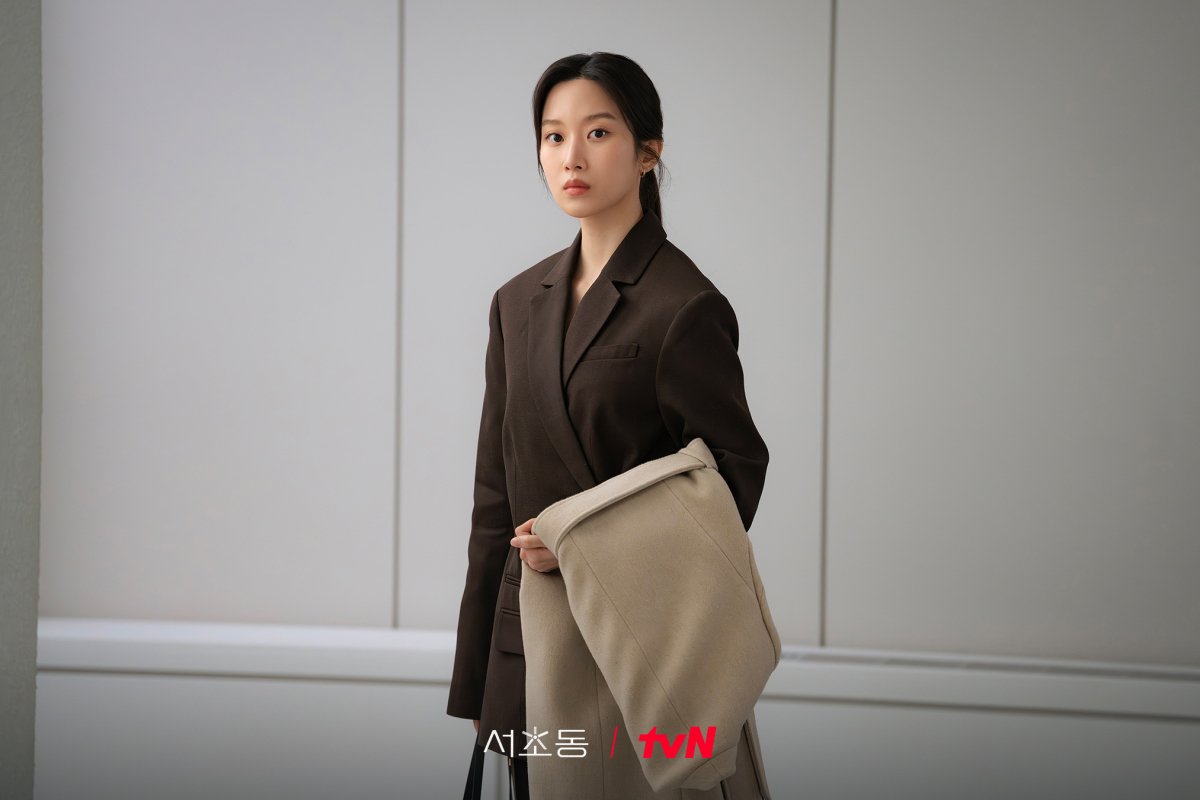 Outfit Mun Ka Young di Law and the City
