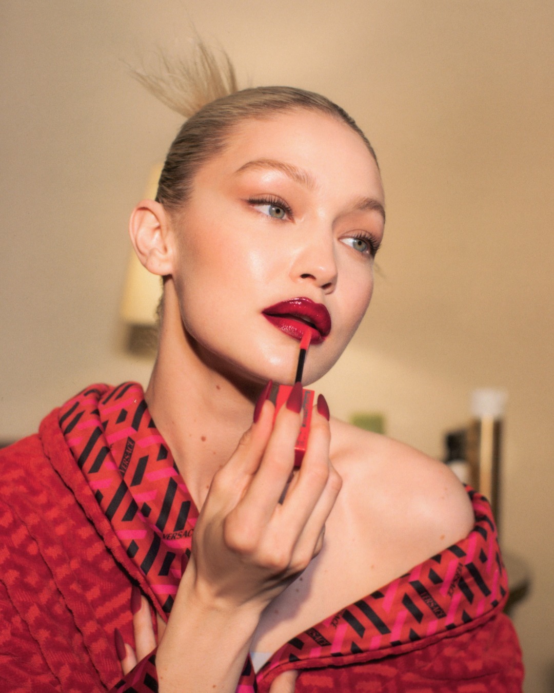 Tips mengaplikasikan lipstik merah