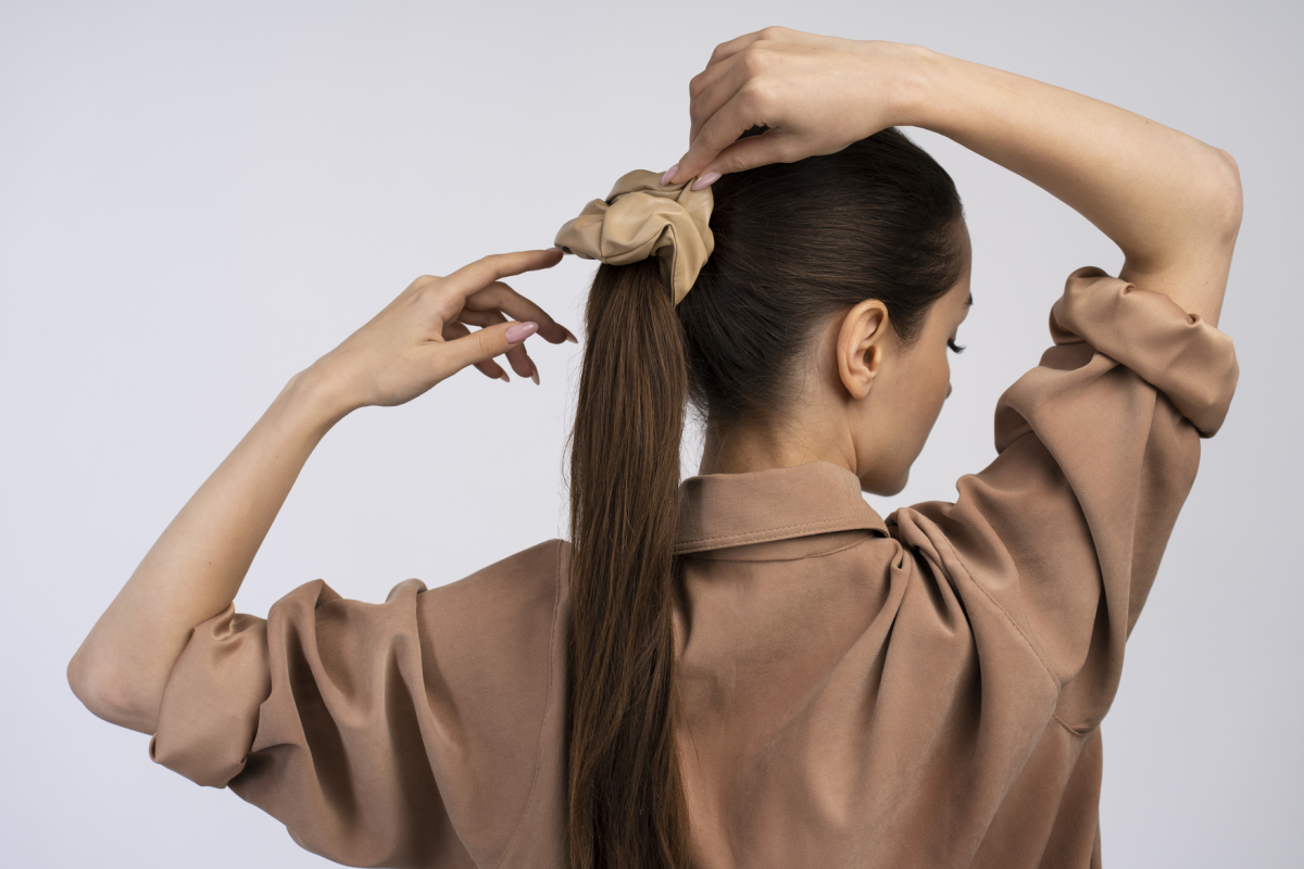 Mengangkat rambut