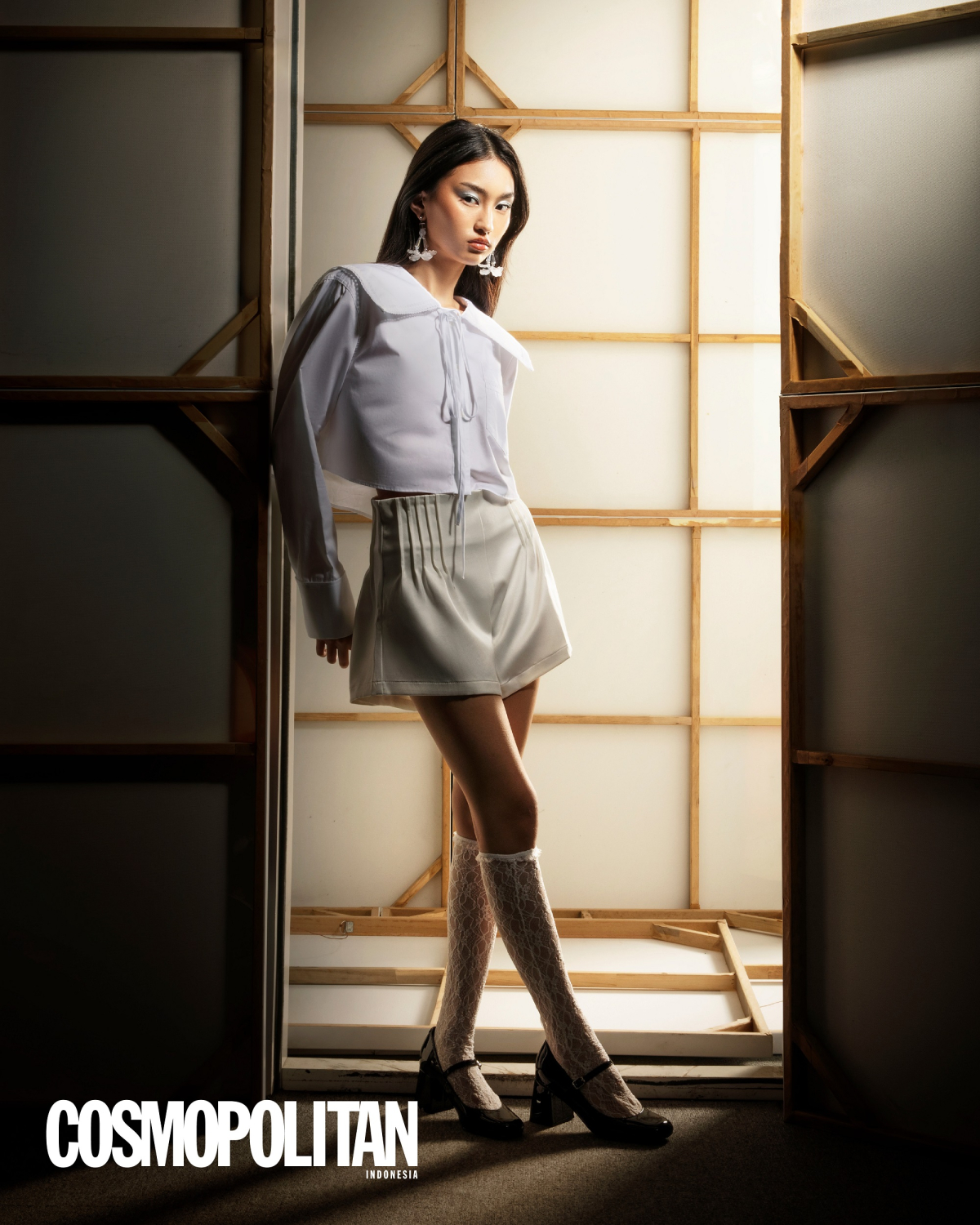 Atasan, ZARA; celana pendek, Josephine Anni; sepatu, Steve Madden; anting, House of Jealouxy