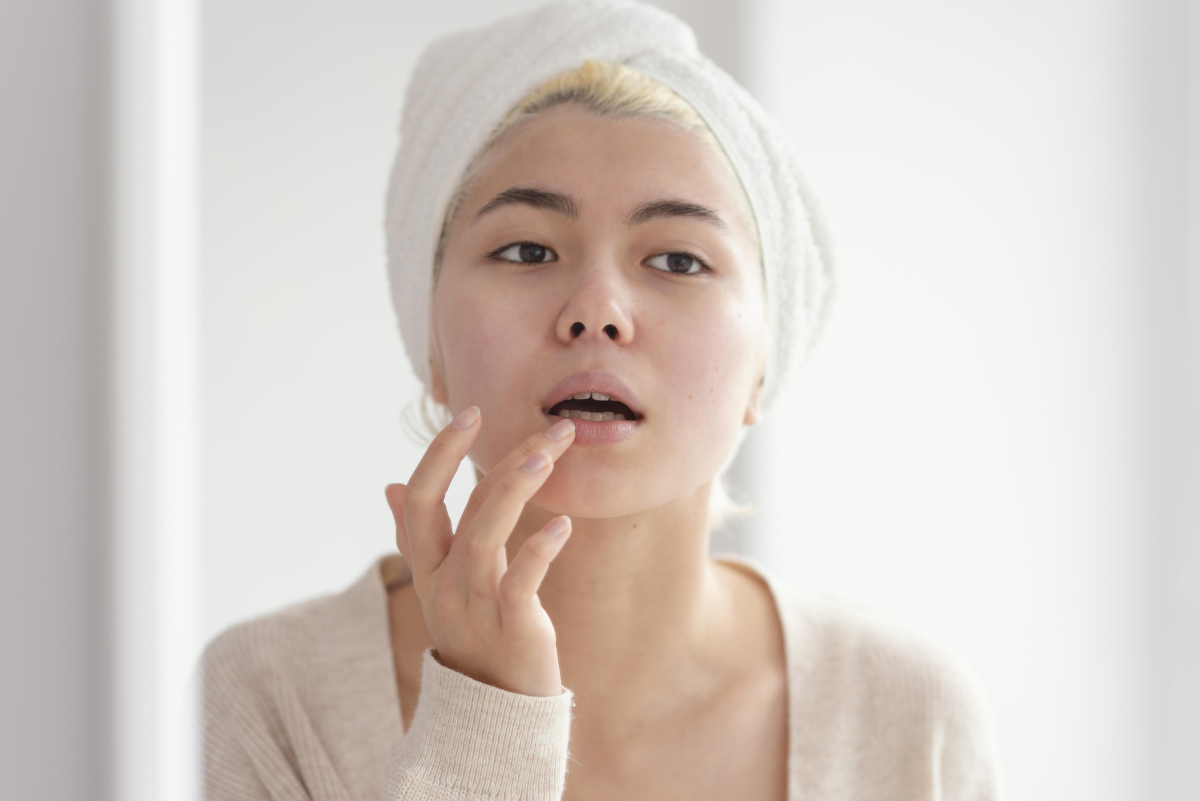 Menarik kulit bibir yang kering