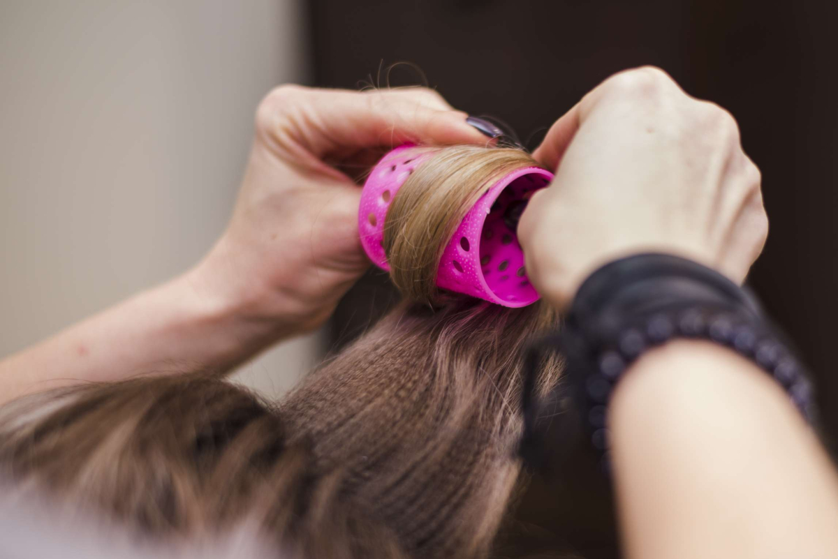 5 Cara Pakai Roll Rambut Agar Hasilnya Maksimal