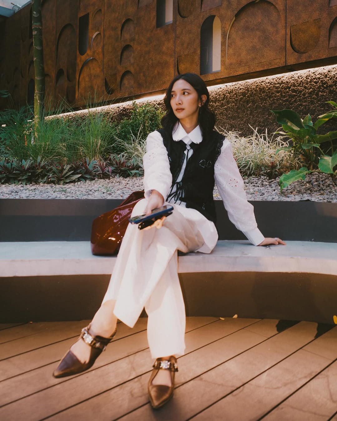 Deretan outfit cantik dan simple milik Sheila Dara