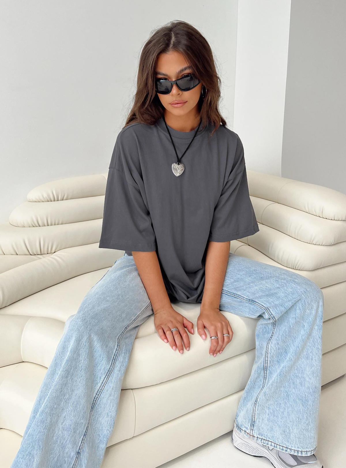 Tips tampil modis dengan mix and match outfit abu-abu