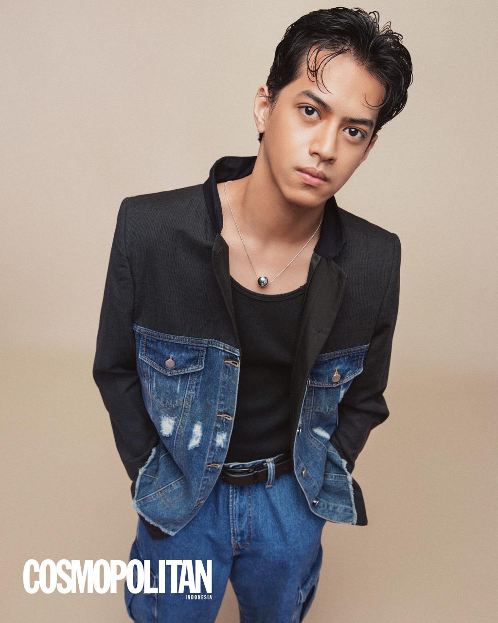 Jas, Rinda Salmun, tank top dan celana, H&M; kalung, Found Object Market; sepatu, Converse.