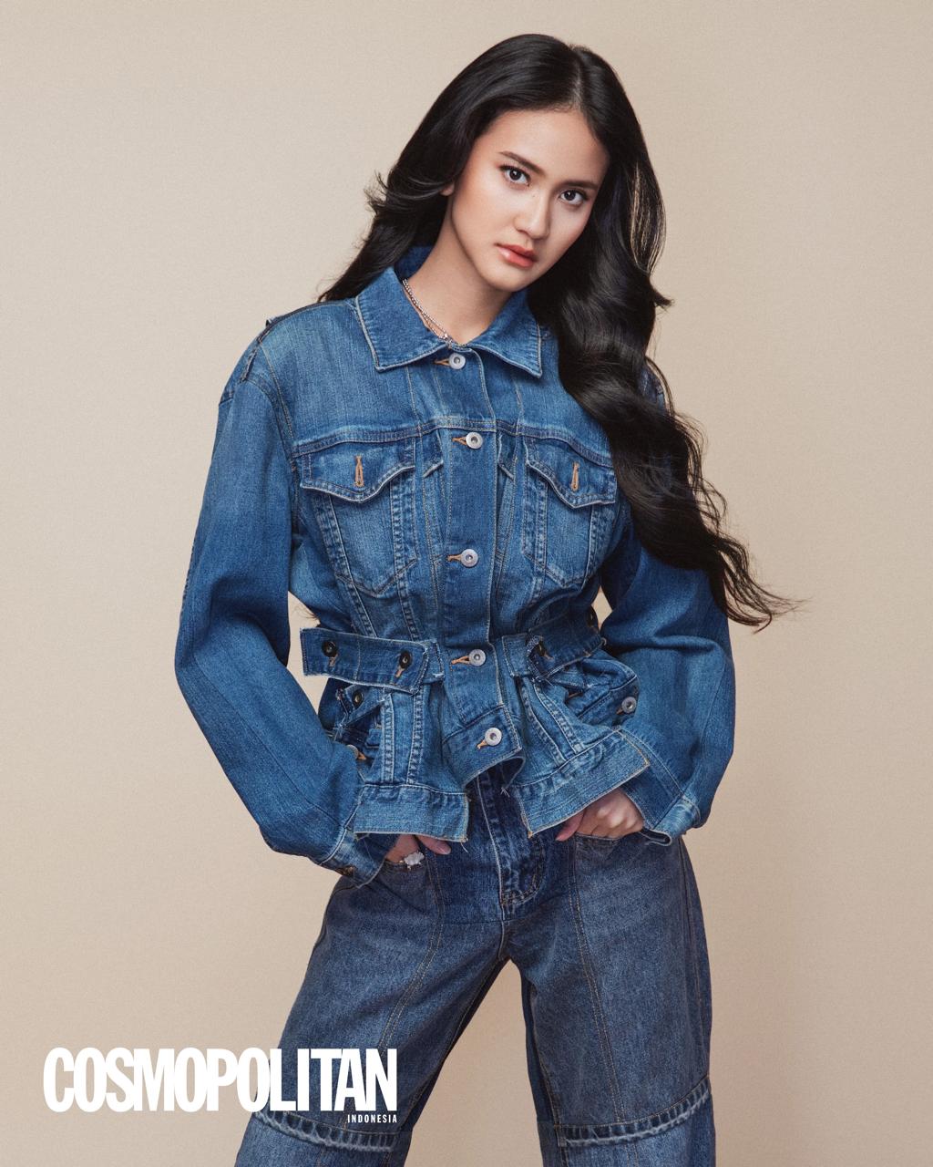 Jaket dan celana, Tangan; kalung, The Accent Studio; cincin, Found Object Market; sepatu, Steve Madden.