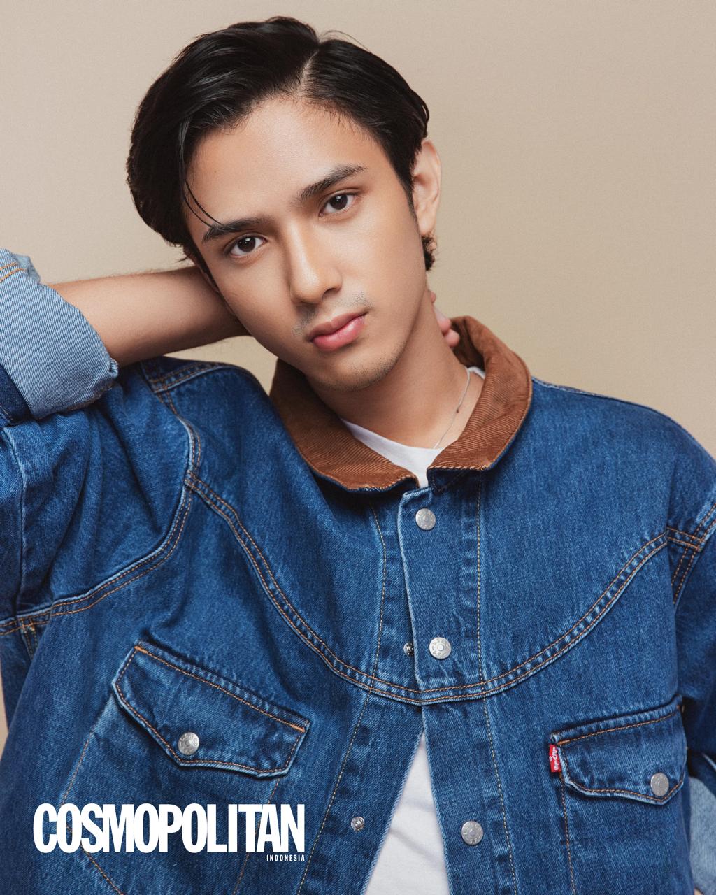 Atasan, kaus, celana, Levis’s; kalung, The Accent Studio; sepatu, Birkenstock.