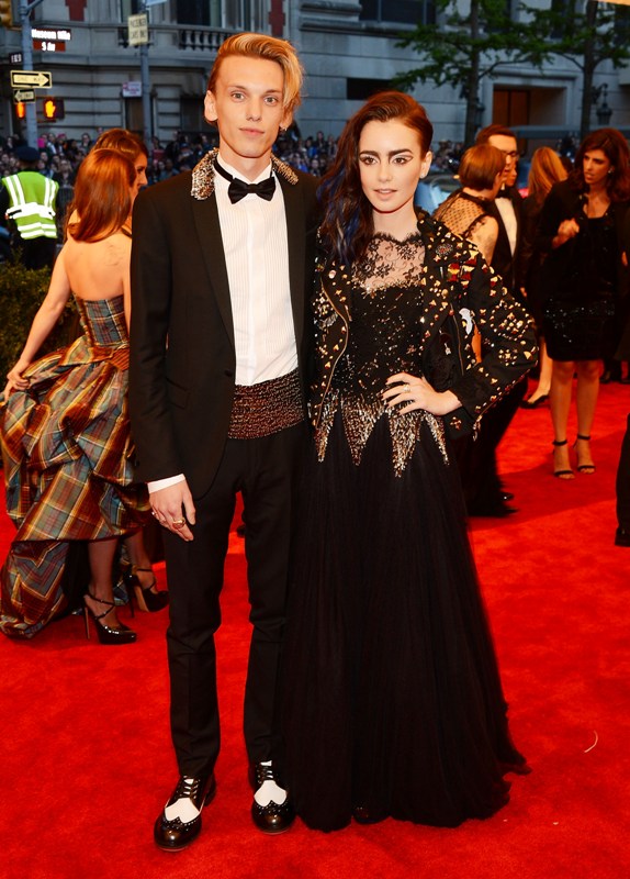 Jamie Campbell Bower dan Lily Collins