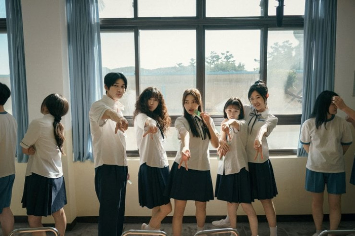 Inspirasi Gaya Fashion Retro dari Film Netflix 'Love Untangled'