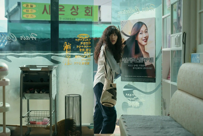 Inspirasi Gaya Fashion Retro dari Film Netflix 'Love Untangled'