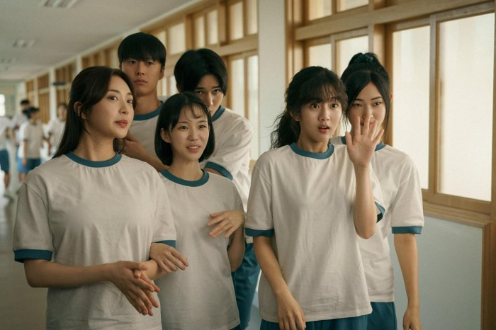 Inspirasi Gaya Fashion Retro dari Film Netflix 'Love Untangled'