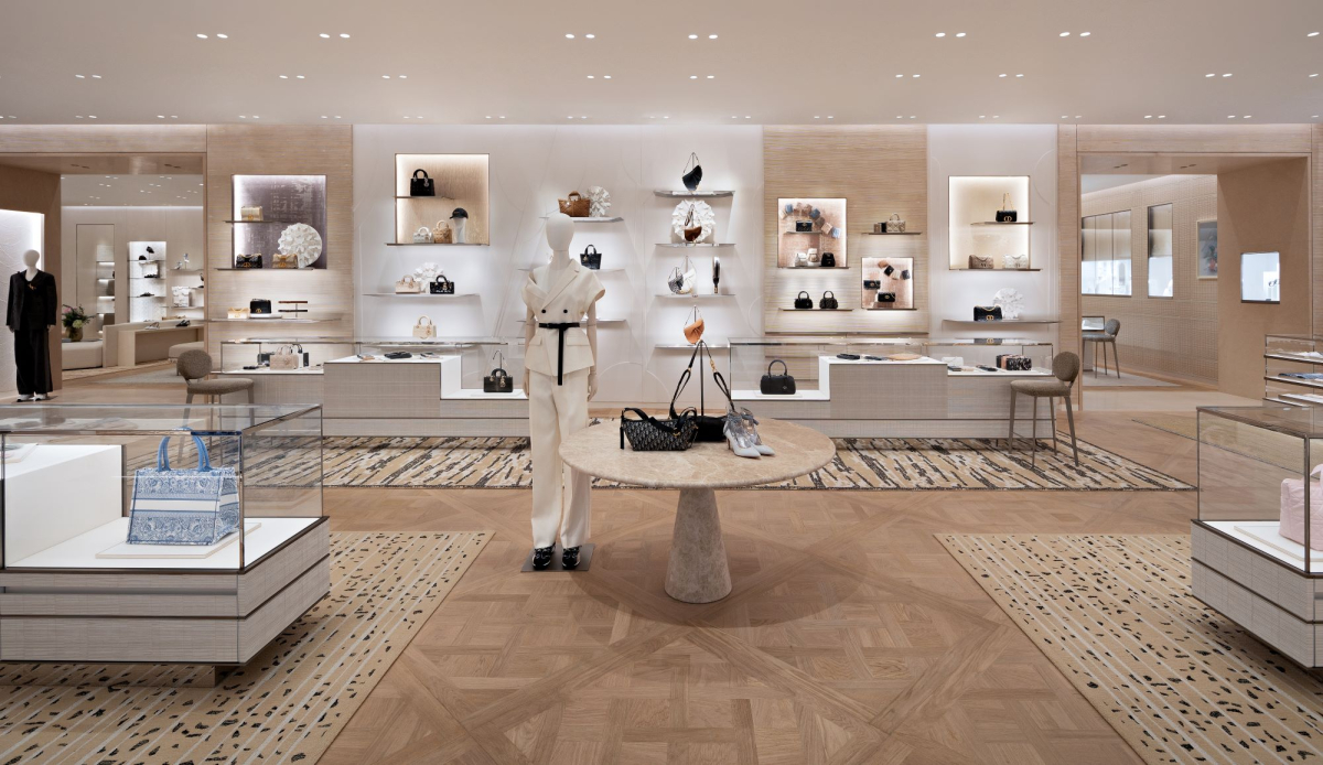 Apo Nattawin di Dior Plaza Indonesia
