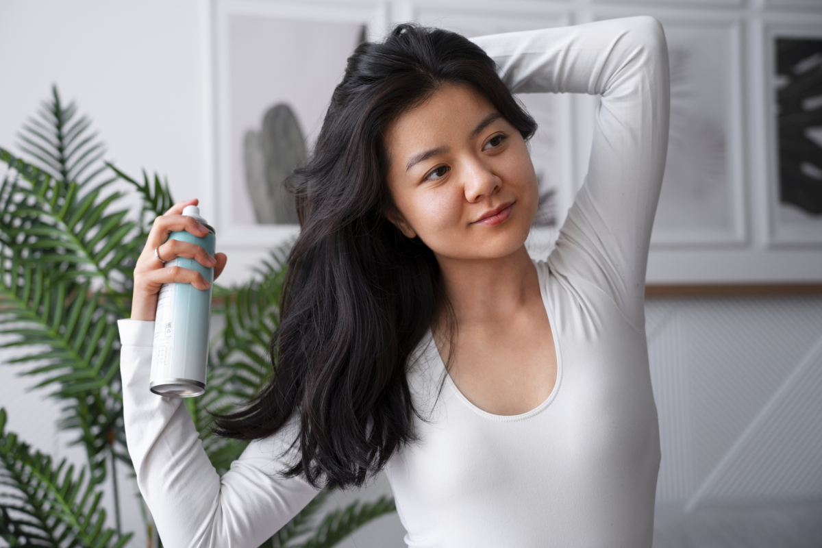 Menggunakan produk rambut
