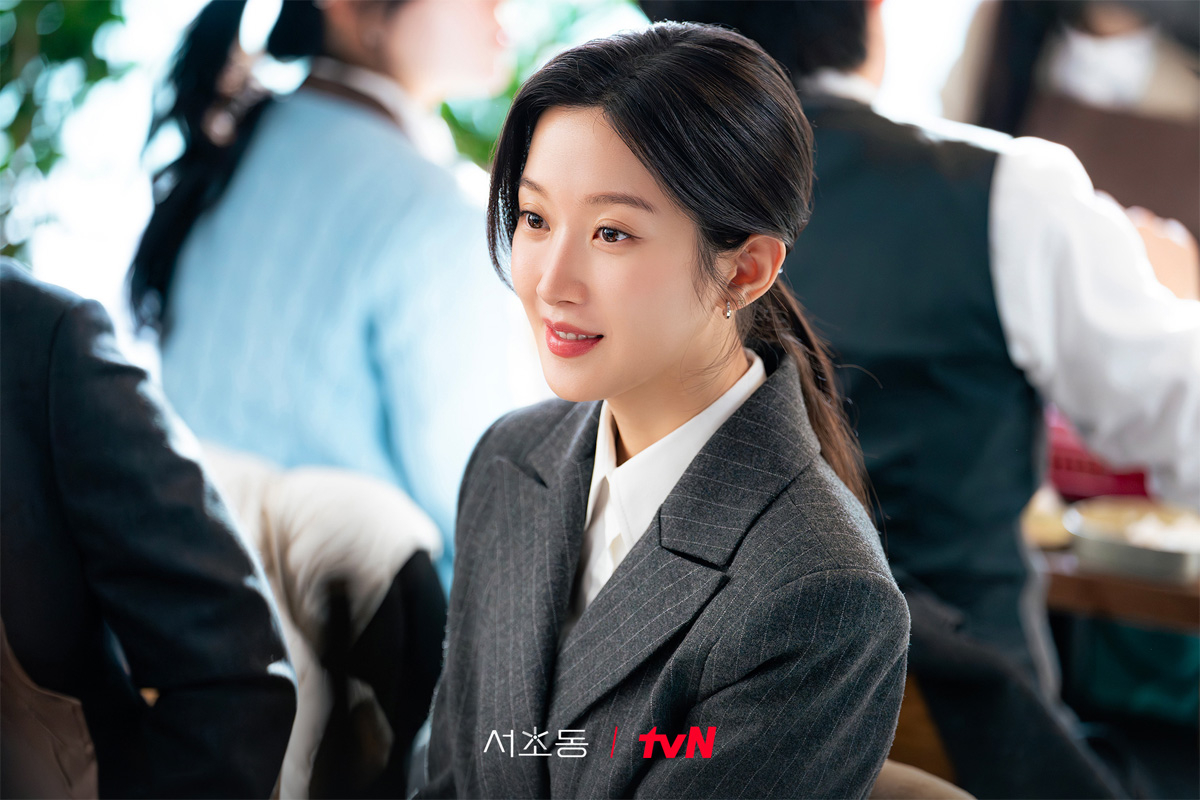 Inspirasi outfit ala Mun Ka Young di drama Law and the City