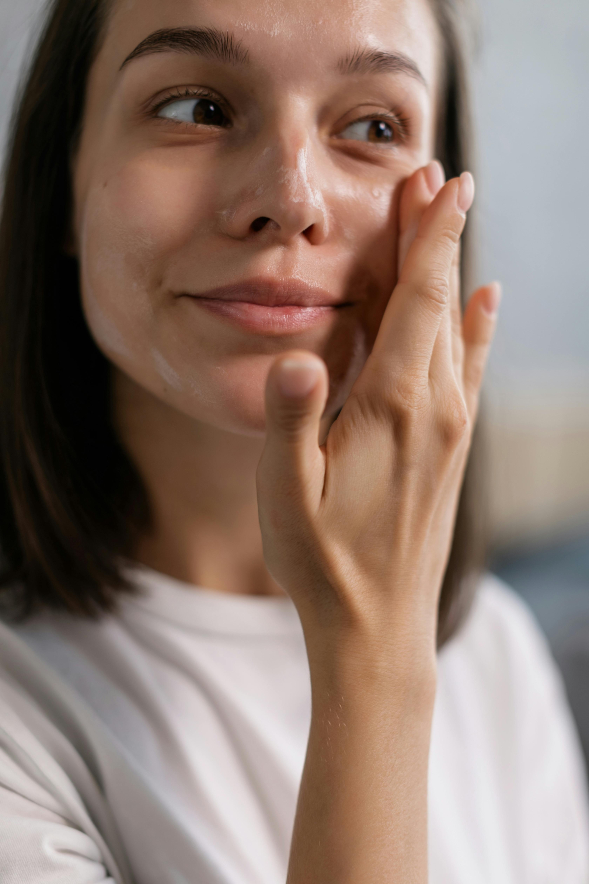 Menggosok serum di wajah