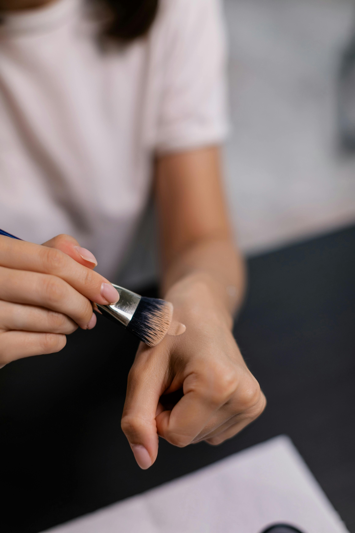 Cara membuat base makeup bertahan lama di kulit