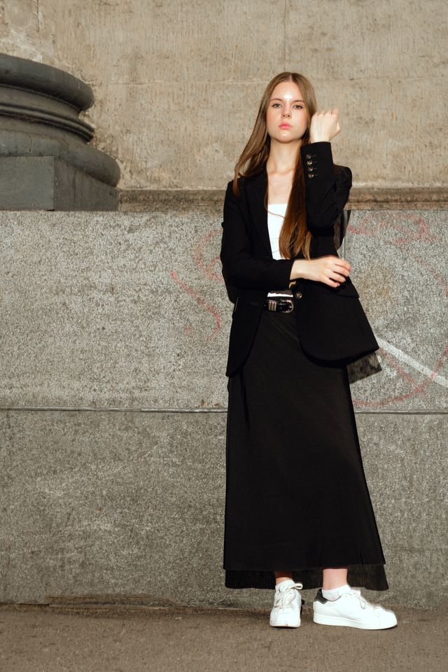 Blazer + sneakers